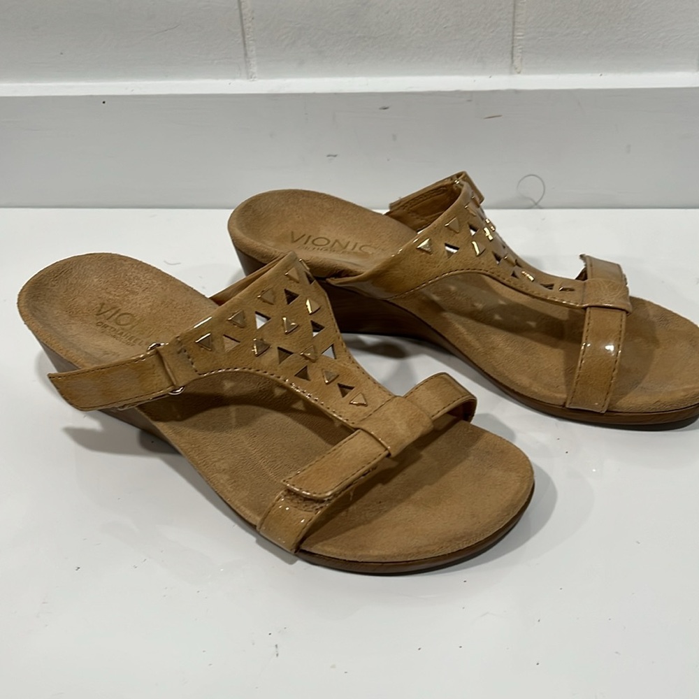 VIONIC 'Maggie' Womens Geometric Cutout Wedge Sandal Beige Patent Leather Sz 6